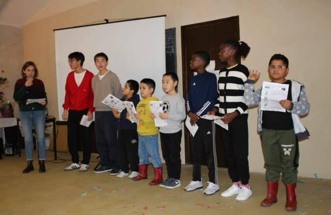 Les jeunes migrants, guidés par Alter Ego et les enseignants, ont déclamé des textes en français à Aurignac. Moment charmant.