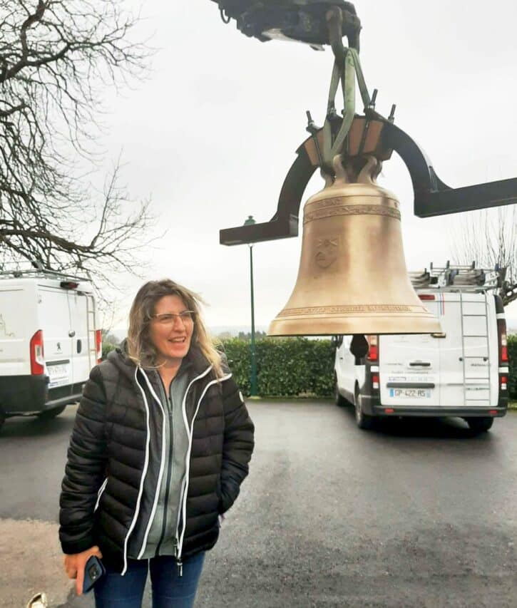 Françoise Priault, maire de Cazac, lors de l'installation de la nouvelle cloche à l'église du village.