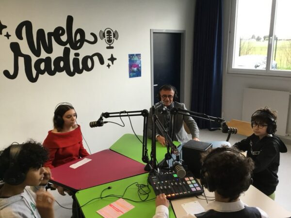 L'interview du député s'est poursuivi à la web radio du collèges