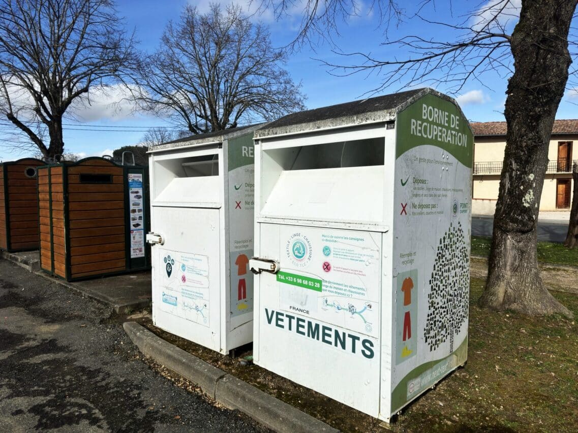 Déposer ses vieux vêtements dans la benne de collecte (en photo les conteneurs à Boulogne), un geste utile à la planète.