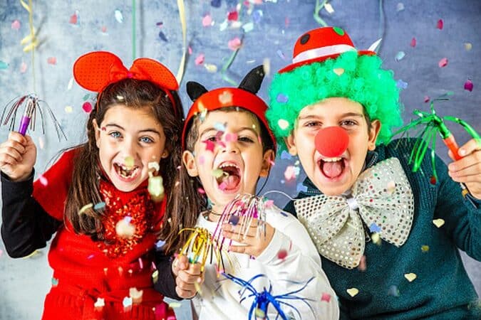 Carnaval intergénérationnel à la ludothèque de Boulogne, un moment de joie et de partage entre les jeunes et les moins jeunes.