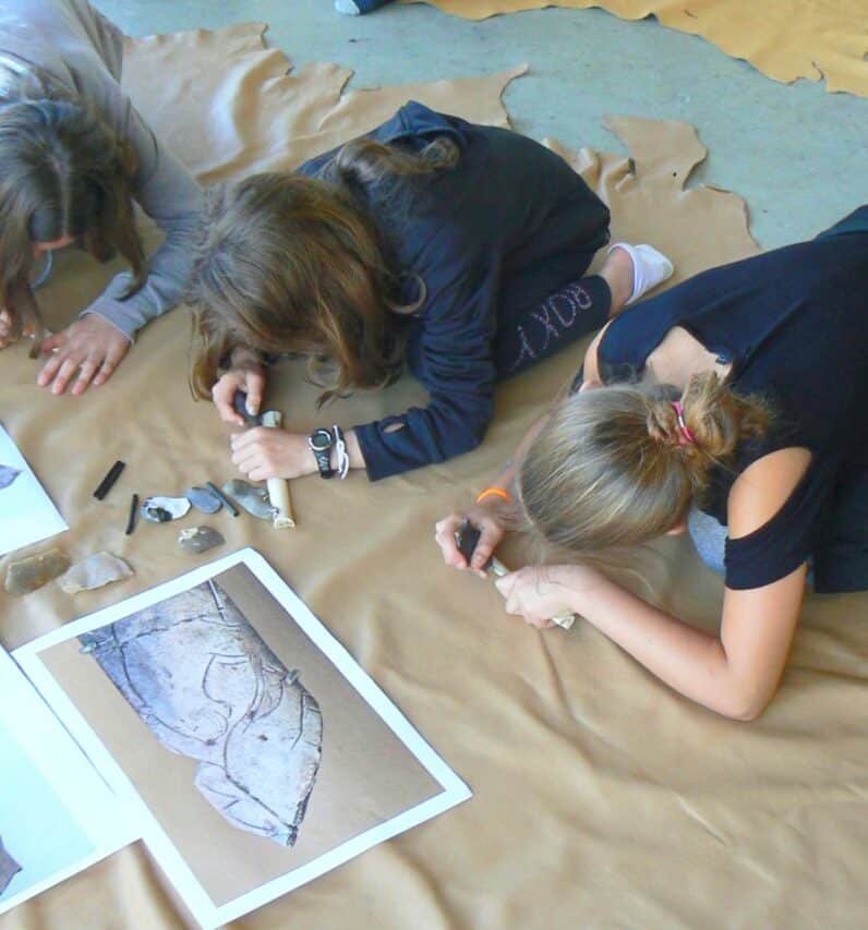 Fabriquer des parures préhistoriques, un atelier à ne pas manquer au musée de l'Aurignacien.