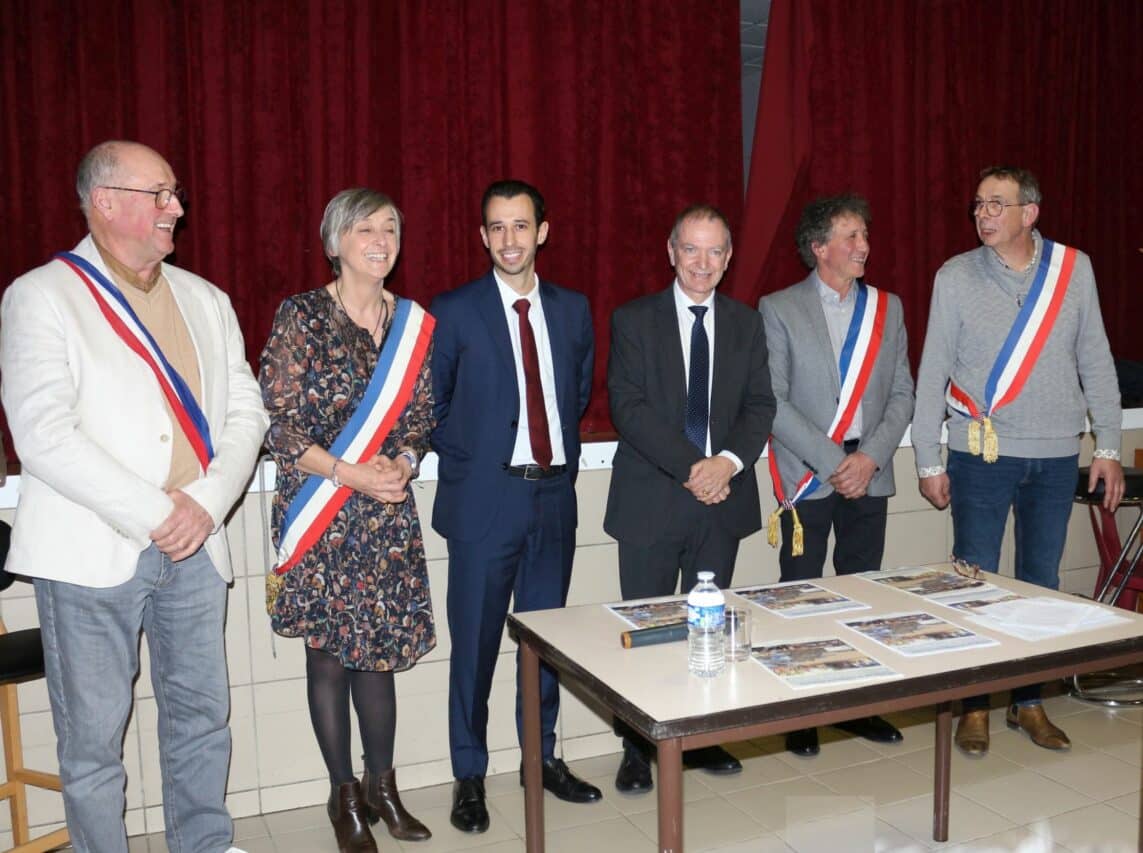 La commune-nouvelle Cap d'Astarac entérinée officiellement (de g à dr Henri Soumeilhan maire de Cabas-Loumassès, Christine Huppert maire de Saint Blancard, le sous préfet Raphaël Farges, le préfet Alain Castanier, Francis Roudeau maire de Monbardon, J.Jacques Bon maire de Sarcos.)