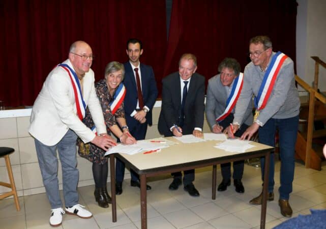 Signature officielle pour la commune-nouvelle Cap d'Astarac, à Saint-Blancard.