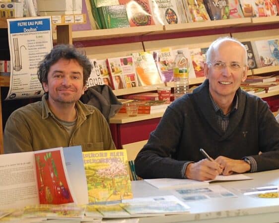 Gérard Freyssenge (à dr) et son fidèle complice le dessinateur Fred Medrano, l'alpha et l'oméga de l'ouvrage pédagogique Quand la nature nous inspire.