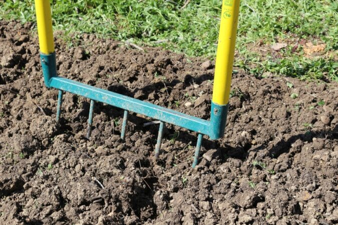 La grelinette, ou fourche écologique, a utiliser pour décompacter et désherber le sol avant les semis ou les plantations.