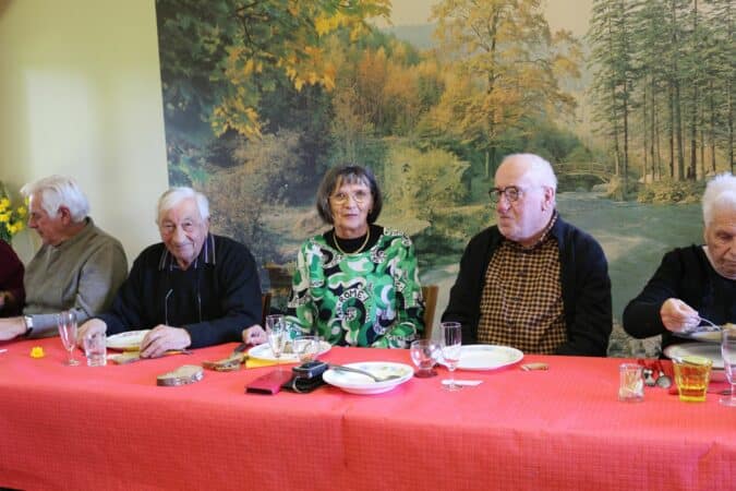 La Belote Gourmande déguste la poule-au-pot (au centre A.M. Vecchiutti présidente de l'association).