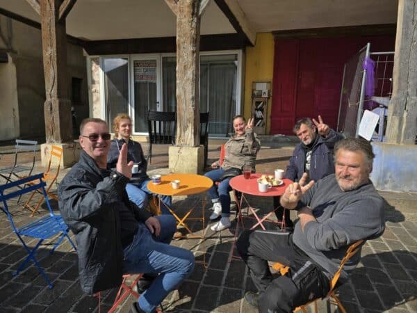 Le dimanche matin c'est petit café et papotages devant la MJC de L'Isle, au Café des Possibles.