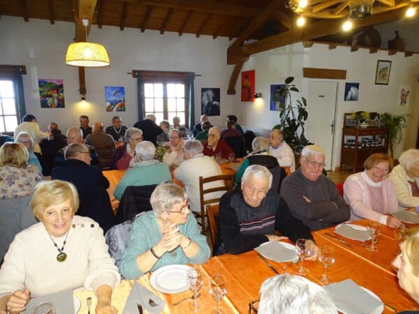 Ambiance joyeuse au concours de belote des Dynamiques du Tuco, avec une halte gourmande à la Ferme Auberge de Péguilhan-Lunax.