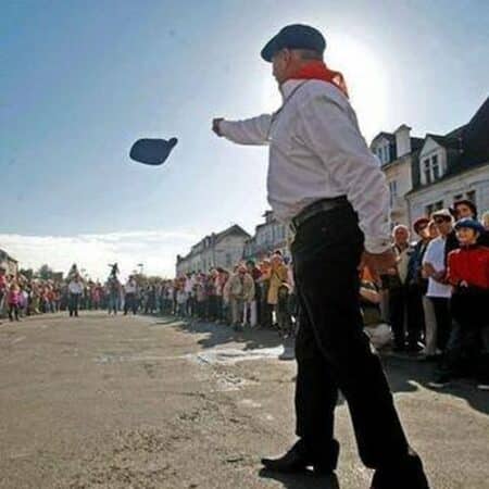 Le concours de lancer de béret, à ne pas manquer à la Foire du Printemps et du Goût.