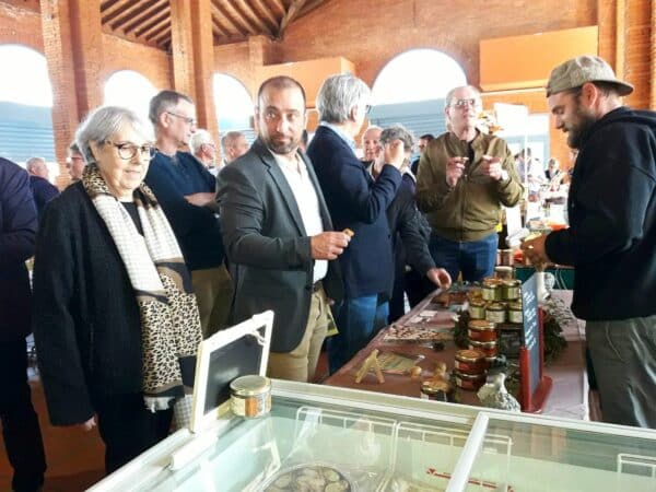 Pendant deux jours de fête, L'Isle en Dodon accueille le public à la Foire du Printemps et du Goût, vitrine des richesses du terroir. (au centre le maire Lionel Welter) photo archives