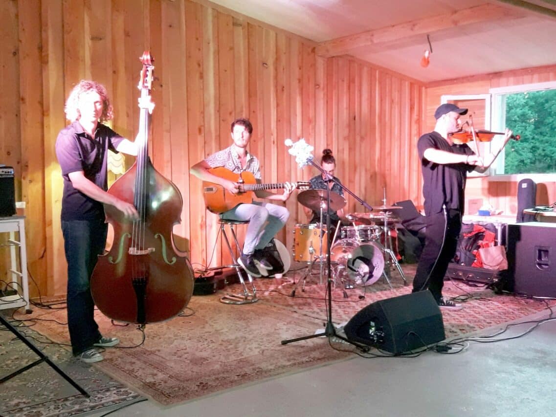 Scène ouverte à la Glissade d'Aurignac, pour laisser tous les talents s'exprimer (photo archives Massilia Gypsy Band).