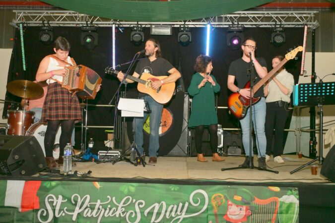 Le groupe Irish Peach, suivi de DJL Prod, ont assuré l'ambiance à la soirée irlandaise du Comité des fêtes.od, ont assuré l'ambiance à la soirée irlandaise du Comité des fêtes.
