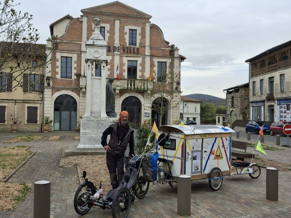 Hervé Ridard et son tricycle-roulotte