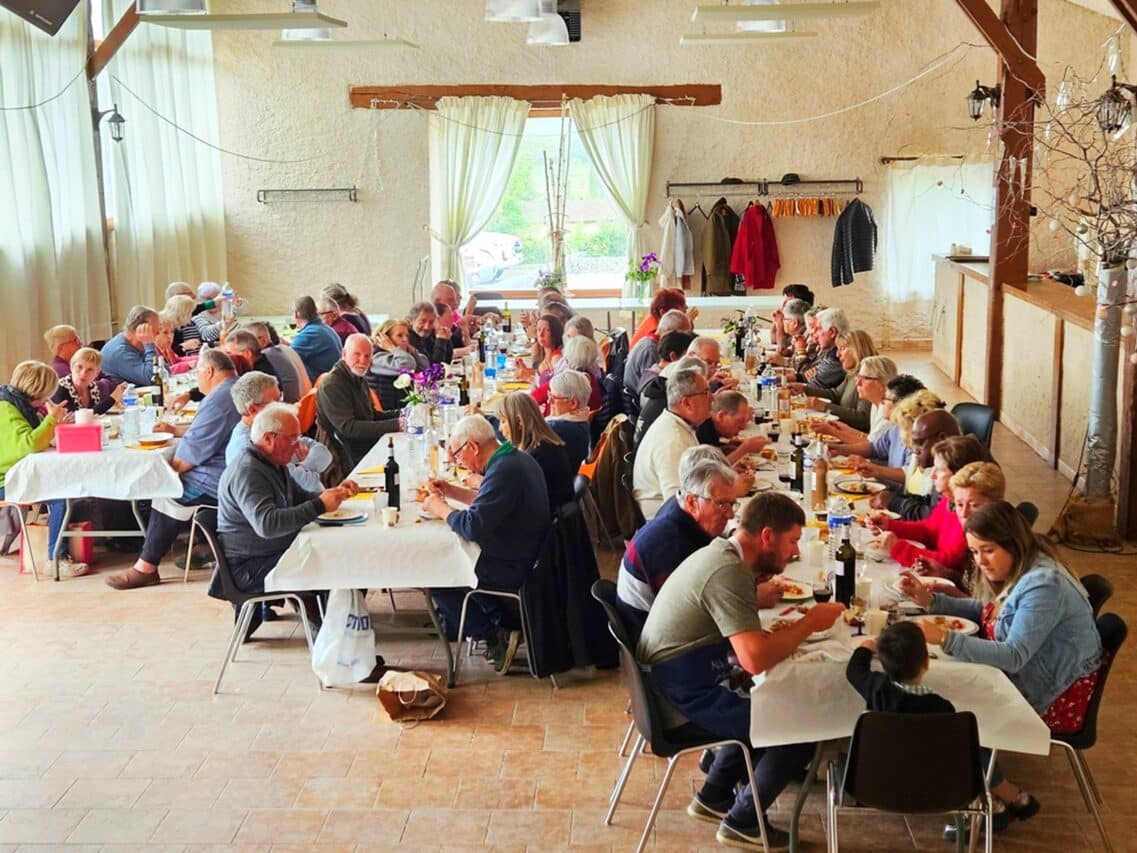 De belles tablées à Sarrecave pour l'omelette pascale du comité des fêtes de Montmaurin.