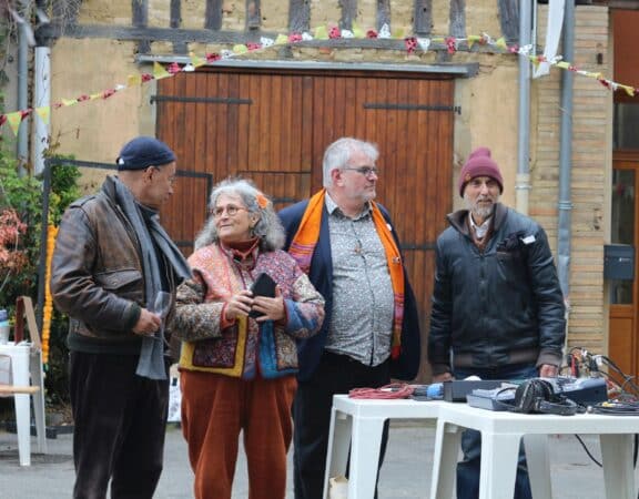 Laurent Lévêque (3ème en partant de la g), président de la MJC, président de l'association ICI et porte-parole du Café des Possibles, avec une partie de son équipe.