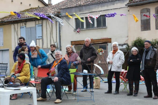 Une partie du staff du Café des Possibles, lors de la scène ouverte à la Foire du Printemps et du Goût.