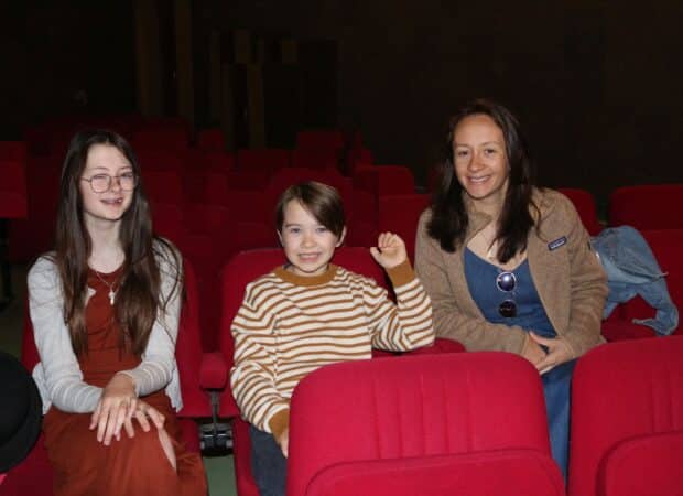 Lylan, Thao et leur maman Liên Le Nédélec Charles, les jeunes acteurs et la réalisatrice du film A la lueur de Chaplin.