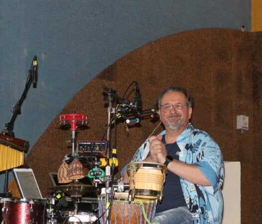 Nicolas Di Constanzo, avec Serge Nicola et Antoine Moulard, lors de l'illustration musicale en direct du film A la lueur de Chaplin.
