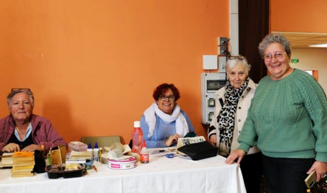 Les dames de l'association Les Vieux livres et nous, sculpture sur livre.