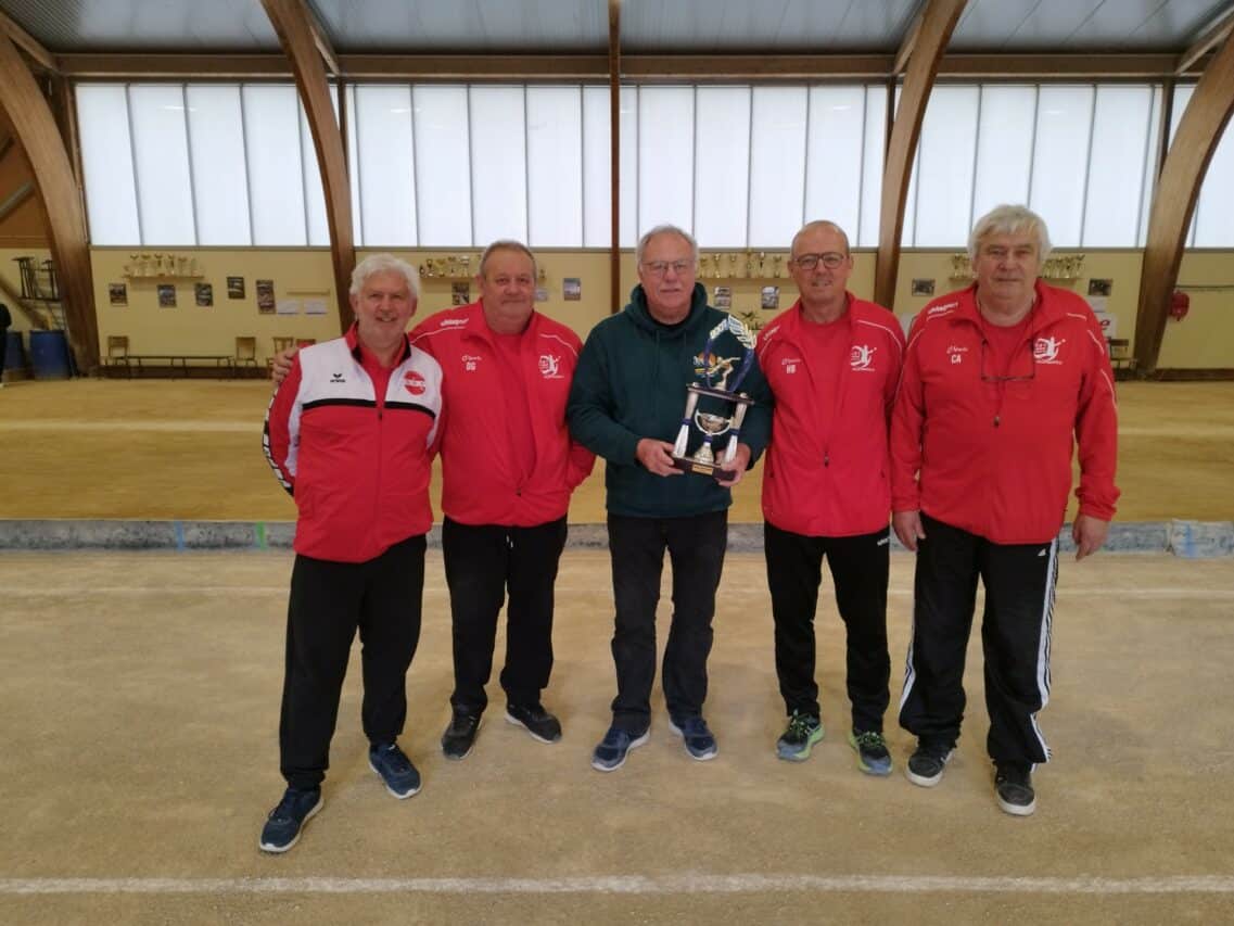 Les finalistes entoure Yves Lautrédou
