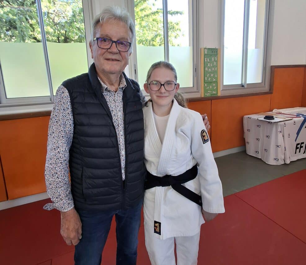 La jeune Estelle avec le maire Christian Sans