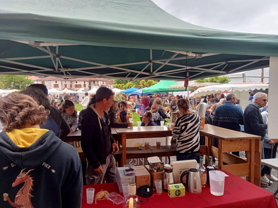 du savon artisanal, des objets en bois en formes utilitaires ou celles de jouets, de la vannerie, du feutrage, de la couture, l’incontournable Ressourcerie, les stands de livres