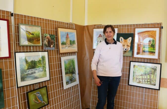 L'exposition des peintures de l'école des arts à la Fête de l'écotourisme de l'Isle en Dodon (Marie-Chantal Castex, une des artistes exposants).