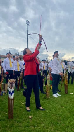 Selon la tradition, Madame le Maire tire la première flèche exemptée de casquette et de lunettes n'ayant qu'une flèche à surveiller