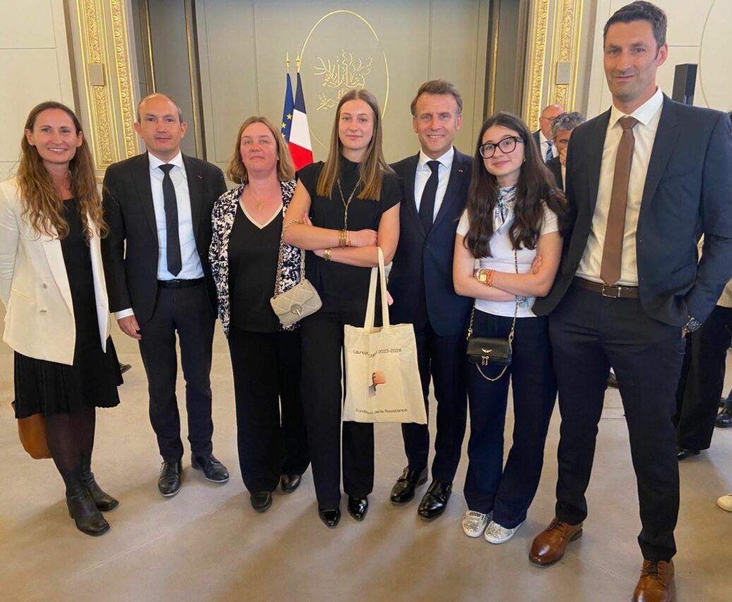 Victoire a reçu une récompense très prestigieuse des mains du Président de la République à l'Elysée