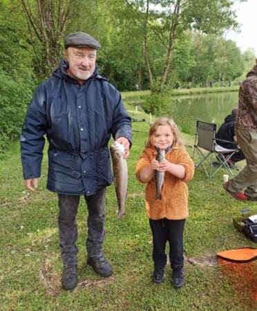 Une super journée de pêche intergénérationnelle à Saint-Marcet (en photo Kelia et son papi).