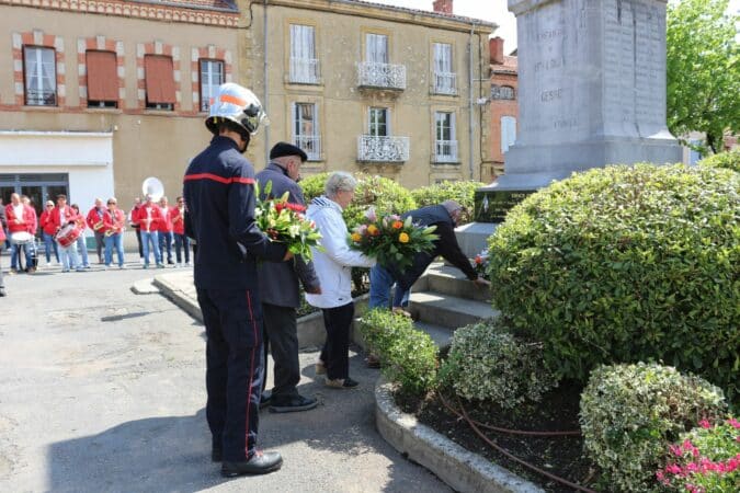 Commémoration du 8 mai 45 à Boulogne, le maire Alain Boubée salue les représentants des Forces de l'Ordre et des Sapeurs-Pompiers.