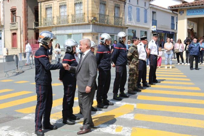 Commémoration du 8 mai 45 à Boulogne, le maire Alain Boubée salue les représentants des Forces de l'Ordre et des Sapeurs-Pompiers.