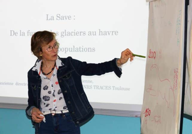 Nathalie Rouquerol en conférence à L'Isle en Dodon, dévoilant la naissance de la rivière Save.