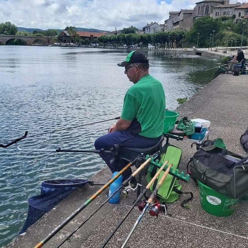 Une journée d'initiation à la pêche au coup au lac de Latoue avec le champion Thierry Fourès.