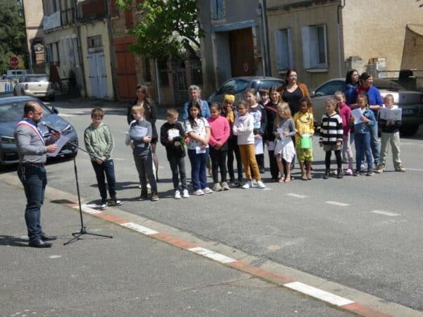 Les écoliers de L'Isle en Dodon ont participé avec leurs enseignantes à la cérémonie du 8 mai 45.