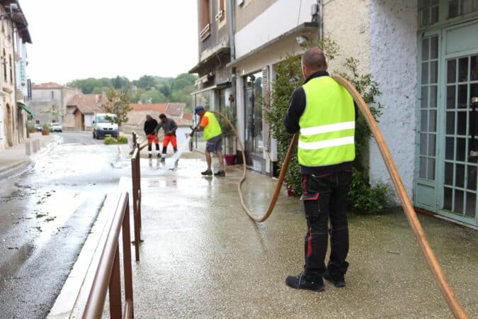 L'équipe municipale d'Aurignac à l'oeuvre pour nettoyer les stigmate du violent orage de lundi.