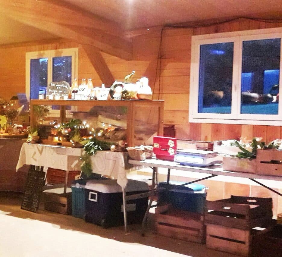 Les agriculteurs du collectif des Paniers Moundo, au tiers-lieu la Glissade, ont été touchés par l'orage de grêle, un appel aux dons est lancé pour les aider. (photo la boutique des paniers Moundo à la Glissade).