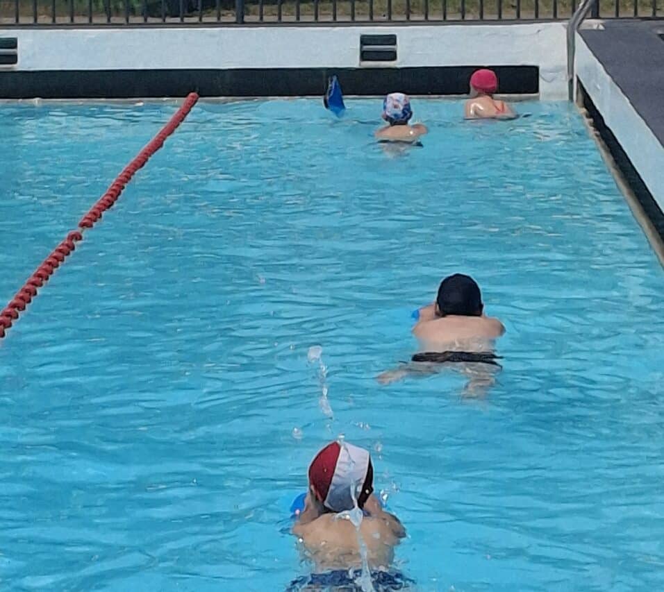 En ce mois de juin, les écoliers prennent des cours de natation