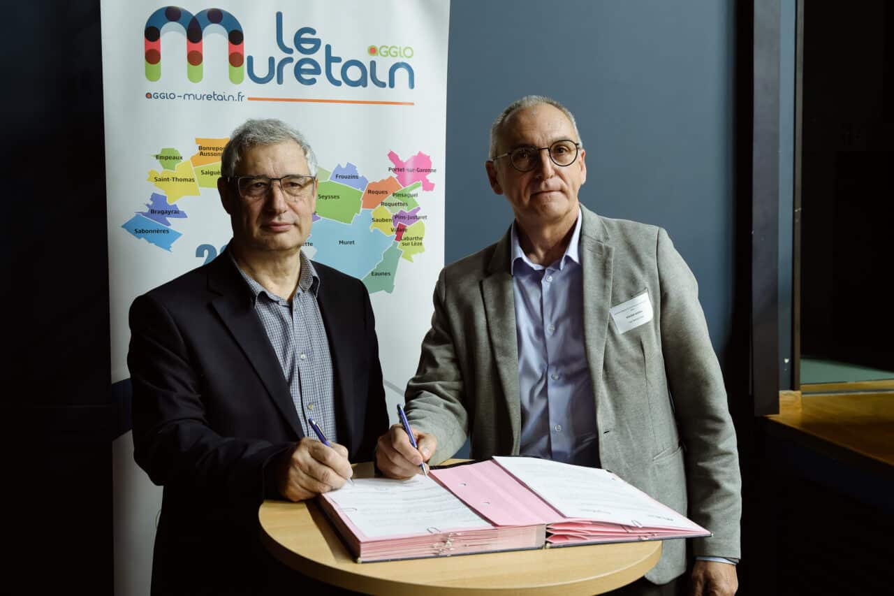Signature de la nouvelle convention entre Jérôme Rousse (président de Ze Coop) et André Mandement (président du Muretain Agglo) - Photo ALC