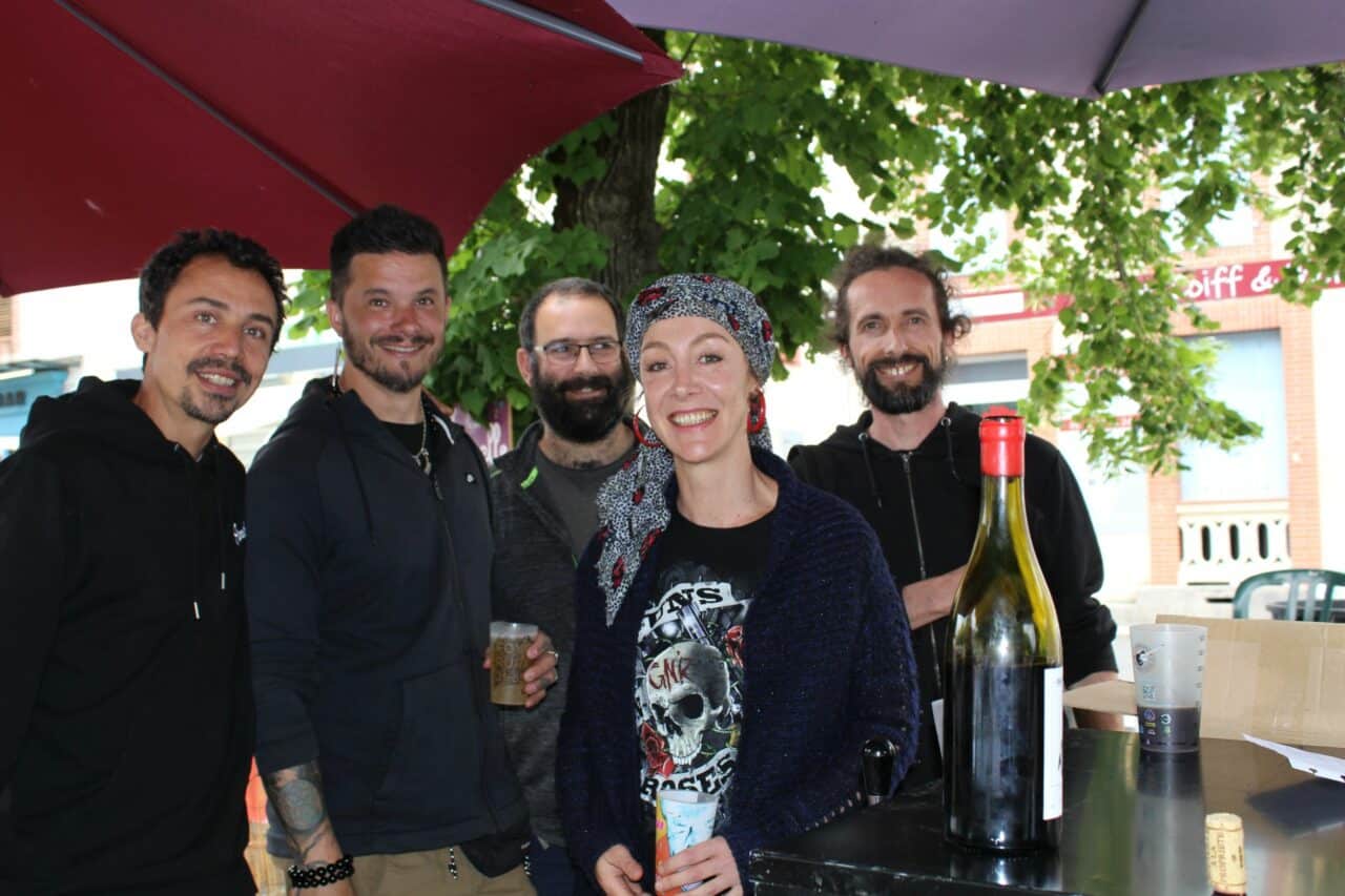 Une partie de l'équipe de l'ATHEB-école l'élan Vert au vide-greniers de Boulogne.