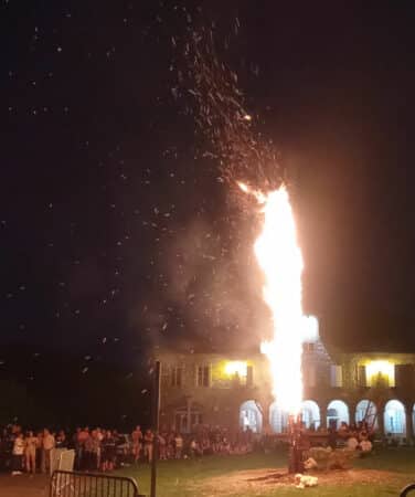 La musique s’est arrêtée durant l’heure de la crémation, laissant l’assemblée livrée à la fascination des crépitements du feu, accompagnée de la réaction du public