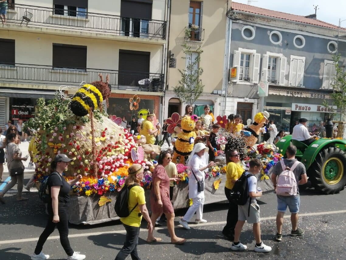 Le char de la Maison pour Tous lors de la fête des fleurs