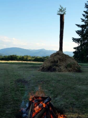 Le brandon se dresse majestueusement face aux Pyrénées