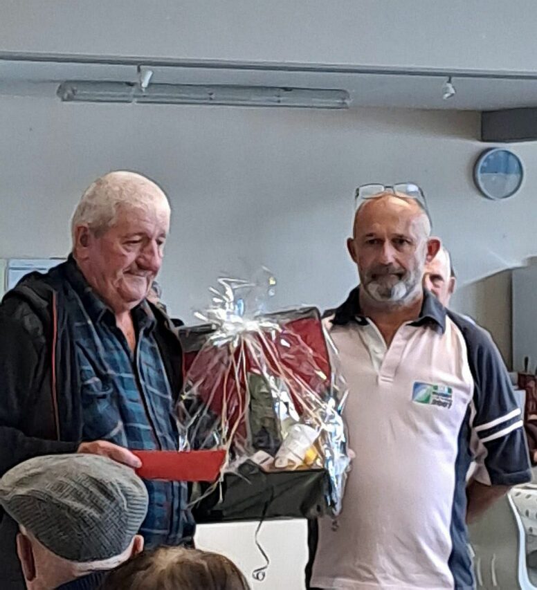 L'Amicale de pêche de Saint-Marcet a remercié son président historique Julien Decap (à g) pour son engagement dans l'association. A ses côtés son fils, Jean-Marc Decap, actuel président de l'Amicale.