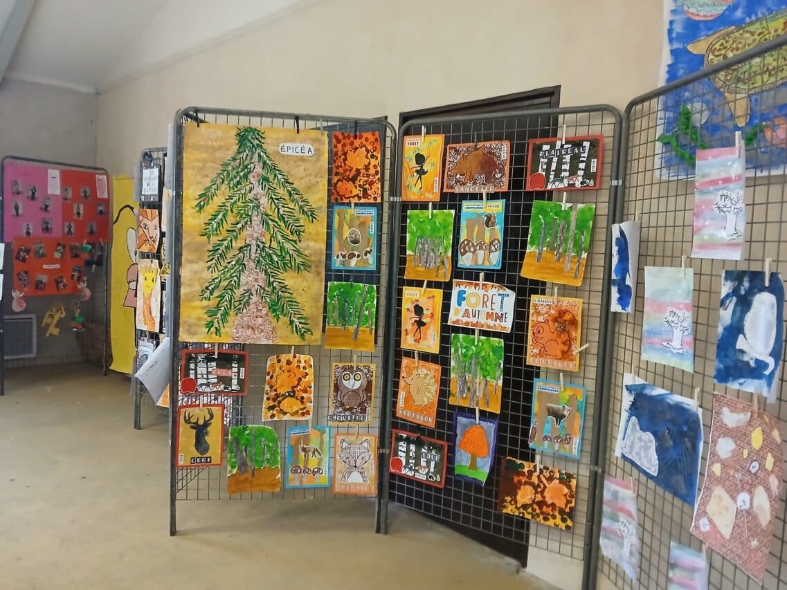 La kermesse des écoles à Aurignac, animations et expositions pour une soirée festive.