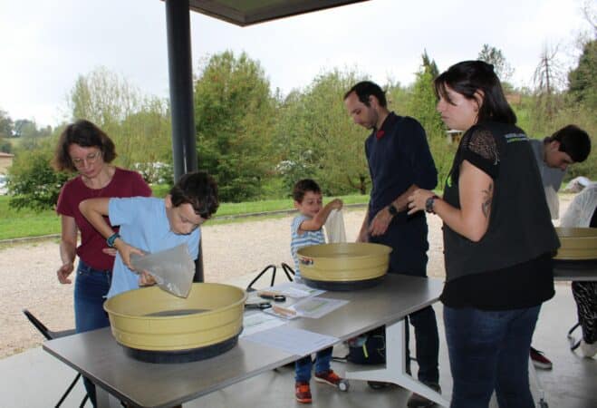 Un atelier de carpologie passionnant, pour découvrir le rôle des végétaux (graines, noyaux, fruits...) dans la compréhension de la Préhistoire.