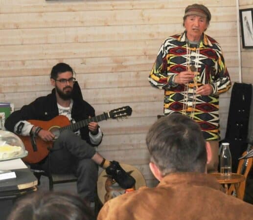 Charles Dugros, troubadour gascon et le guitariste Ruben.