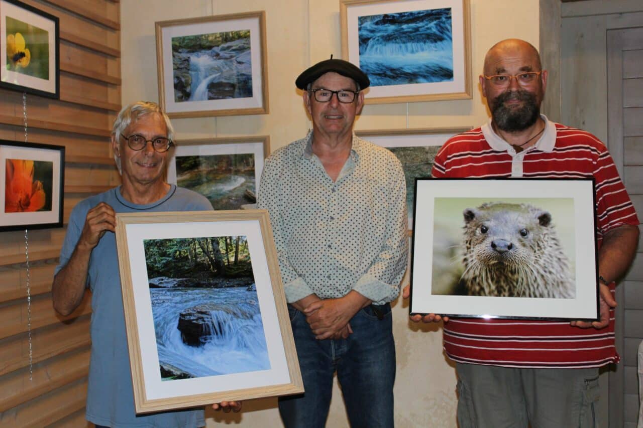 Lors du Festival Photos Nature du Bien Commun à Monléon, Jean Blanchard a reçu le prix Tous Publics, et Arnaud Gosselin celui du Public Jeunes. Au centre Philippe Roumiguier, président du Bien Commun.