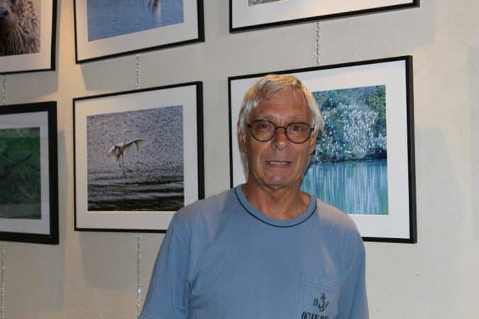Jean Blanchard devant ses clichés lors du Festival Photos Nature à Monléon.